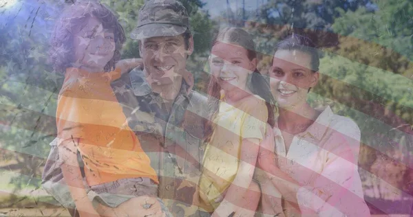 アメリカ国旗の上に家族を抱く男性兵士の構成 ソルダーリターンは家族の概念にデジタル的に生成された画像 — ストック写真