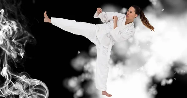 Sammansättning Kaukasiska Kvinnliga Karate Fighter Svart Bakgrund Med Vit Oskärpa — Stockfoto