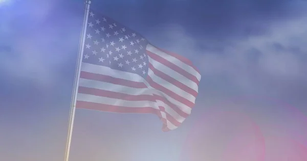 Zusammensetzung Des Blauen Himmels Mit Wolken Über Der Amerikanischen Flagge — Stockfoto