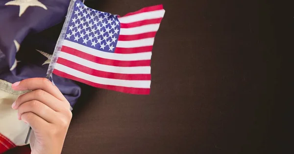Kézen Fogva Egy Amerikai Zászlót Ellenünk Felszínén Amerikai Hazafiság Függetlenség — Stock Fotó