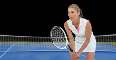 Tenis kortunda bayan tenisçinin kompozisyonu. spor ve yarışma konsepti dijital olarak oluşturulmuş görüntü.