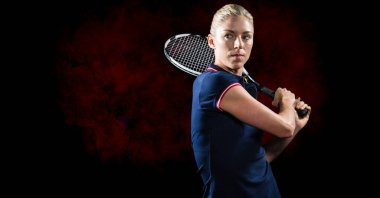 Siyah arka planda dumanlı bayan tenisçinin kompozisyonu. spor ve yarışma konsepti dijital olarak oluşturulmuş görüntü.