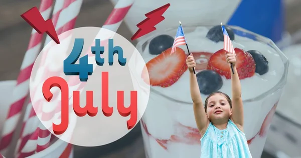 Feliz Texto Del Día Independencia Chica Caucásica Sosteniendo Bandera Americana — Foto de Stock