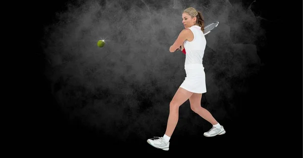 Siyah Arka Planda Dumanlı Bayan Tenisçinin Kompozisyonu Spor Yarışma Konsepti — Stok fotoğraf
