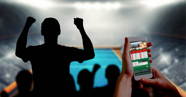 Composizione Dell Uomo Utilizzando Smartphone Con App Sportiva Sui Tifosi — Foto Stock