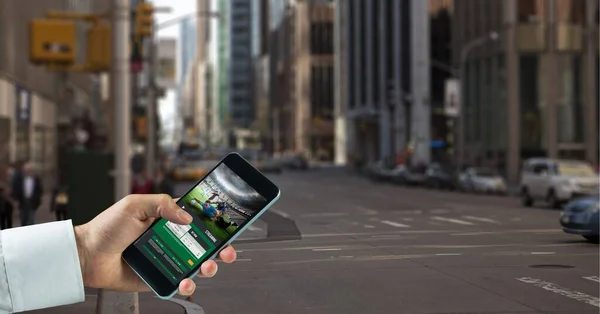 Composición Hombre Negocios Utilizando Smartphone Con Aplicación Deportiva Sobre Ciudad — Foto de Stock