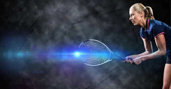 煙と黒の背景に女性テニス選手の構成 スポーツと競争の概念をデジタルで生成し — ストック写真