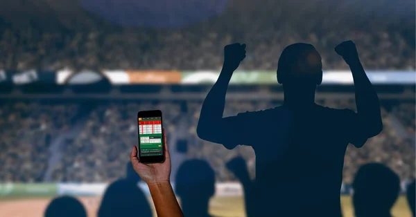 Composizione Dell Uomo Utilizzando Smartphone Con App Sportiva Sui Tifosi — Foto Stock