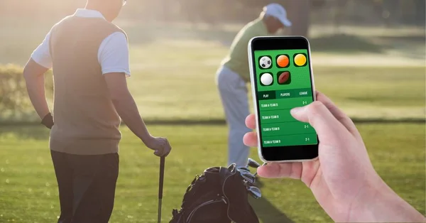 Golf Oyuncusunun Üzerinde Spor Uygulaması Olan Akıllı Telefon Kullanan Bir — Stok fotoğraf