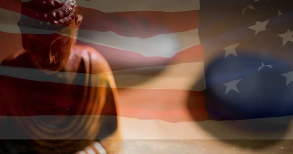Состав Фигуры Будды Над Американским Флагом Американский Патриотизм Религиозная Концепция — стоковое фото