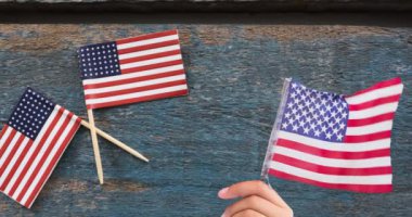 Amerikan bayrakları taşıyan kişinin 4 Temmuz metninin animasyonu. Vatanseverlik ve kutlama konsepti dijital olarak oluşturulmuş video.