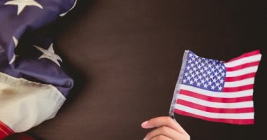 Amerikan bayrağı taşıyan kişinin 4 Temmuz metninin animasyonu. Vatanseverlik ve kutlama konsepti dijital olarak oluşturulmuş video.
