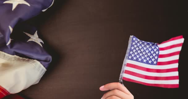 Amerikan Bayrağı Taşıyan Kişinin Temmuz Metninin Animasyonu Vatanseverlik Kutlama Konsepti — Stok video