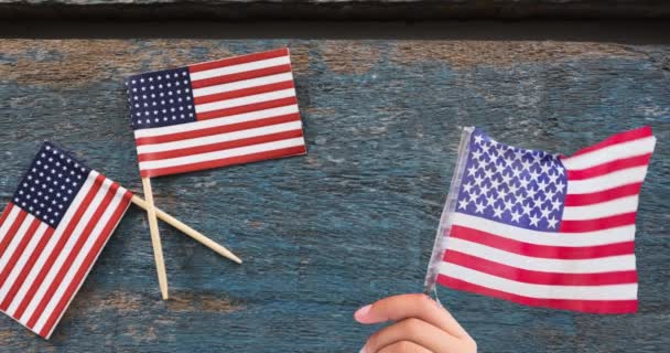 Animação Pessoa Segurando Bandeira Americana Fundo Madeira Conceito Patriotismo Celebração — Vídeo de Stock