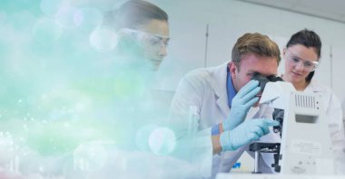 Laboratuvarda fotokopi uzayı ile mikroskop kullanan erkek bilim adamının bileşimi. Bilim ve araştırma konsepti dijital olarak oluşturulmuş görüntü.