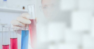 Laboratuvarda fotokopi uzayıyla deney tüpü tutan kadın bilim adamının bileşimi. Bilim ve araştırma konsepti dijital olarak oluşturulmuş görüntü.