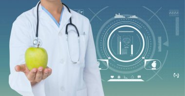 Tıbbi veri işleme ile yeşil elma tutan kadın doktor kompozisyonu. küresel tıp, sağlık ve teknoloji dijital arayüz kavramı dijital olarak oluşturulmuş görüntü.