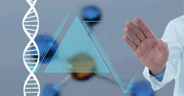 Erkek doktorun elinin üzerinde DNA ipliği ve üçgen ve altıgen ağı var. tıp, bilim ve araştırma konsepti dijital olarak üretilen görüntü.