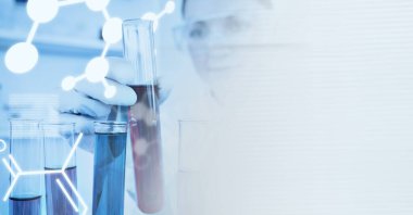 Laboratuvarda fotokopi uzayıyla deney tüpü tutan kadın bilim adamının bileşimi. Bilim ve araştırma konsepti dijital olarak oluşturulmuş görüntü.