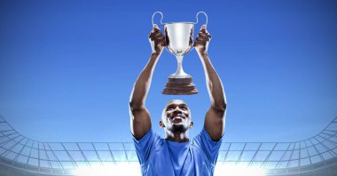 Sporcunun zaferi kutlamasının kompozisyonu, stadyumda kupa tutması. spor ve yarışma konsepti dijital olarak oluşturulmuş görüntü.