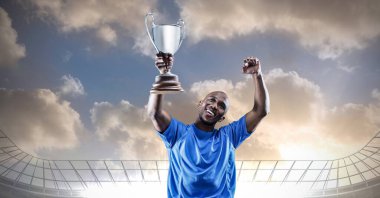 Sporcunun zaferi kutlamasının kompozisyonu, stadyumda kupa tutması. spor ve yarışma konsepti dijital olarak oluşturulmuş görüntü.