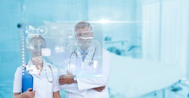 Gülümseyen erkek ve kadın doktorların üzerinde tıbbi veriler ve simgeler olan ekran bileşimi. küresel tıp ve dijital arayüz kavramı dijital olarak oluşturulmuş görüntü.