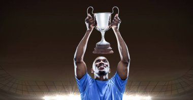 Sporcunun zaferi kutlamasının kompozisyonu, stadyumda kupa tutması. spor ve yarışma konsepti dijital olarak oluşturulmuş görüntü.