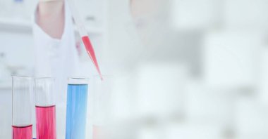 Laboratuvarda fotokopi uzayı olan pipeti tutan bilim adamının kompozisyonu. Bilim ve araştırma konsepti dijital olarak oluşturulmuş görüntü.