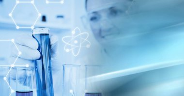 Laboratuvarda fotokopi uzayıyla deney tüpü tutan kadın bilim adamının bileşimi. Bilim ve araştırma konsepti dijital olarak oluşturulmuş görüntü.