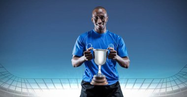 Sporcunun zaferi kutlamasının kompozisyonu, stadyumda kupa tutması. spor ve yarışma konsepti dijital olarak oluşturulmuş görüntü.