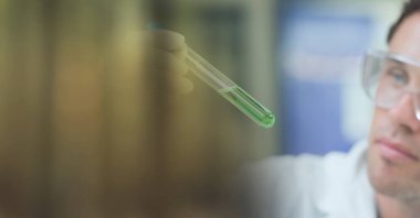 Erkek bilim adamının deney tüpünü fotokopi uzayı ile tutmasının bileşimi. Bilim ve araştırma konsepti dijital olarak oluşturulmuş görüntü.