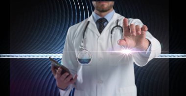 Siyah arka planda sanal ekran kullanan erkek doktorun bileşimi. küresel tıp ve dijital arayüz kavramı dijital olarak oluşturulmuş görüntü.