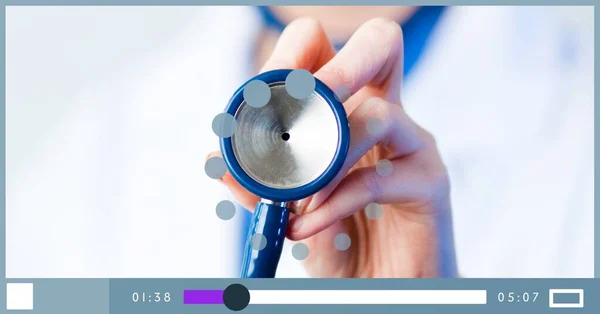Kadın Doktorun Steteskopu Video Oynatma Ekranında Tutmasının Bileşimi Tıbbi Sağlık — Stok fotoğraf