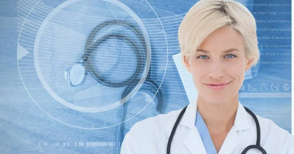 鎖Dna 聴診器 医療データ処理と笑顔の女性医師の構成 世界中の医療 テクノロジーデジタルインターフェースの概念はデジタルで生成され — ストック写真