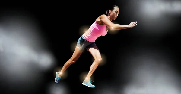 黒を背景に走る白人女性アスリートの上に複数の光のスポット スポーツ フィットネス テクノロジーの概念 — ストック写真
