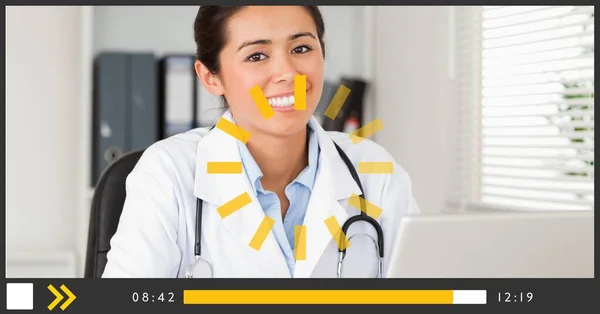 Sammansättning Kvinnliga Läkare Med Hjälp Bärbar Dator Video Uppspelning Gränssnitt — Stockfoto