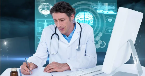 Skład Męskiego Lekarza Nad Ekranem Ludzkim Mózgiem Przetwarzaniem Danych Medycznych — Zdjęcie stockowe
