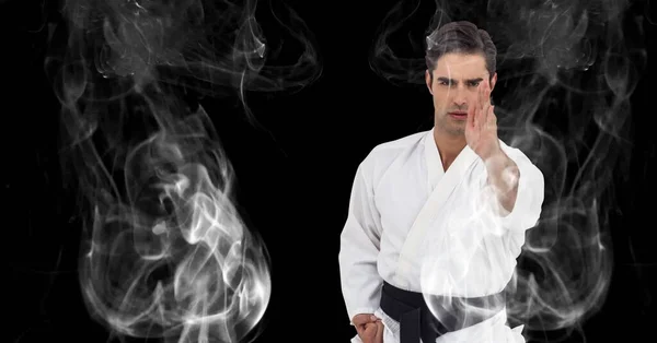 男性武术家在黑色背景的烟道之上的构成 体育和竞争概念数字生成的图像 — 图库照片