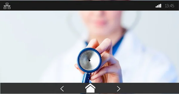 Kadın Doktorun Dijital Görüntü Arayüzü Ekranında Stetoskop Tutmasının Bileşimi Tıbbi — Stok fotoğraf