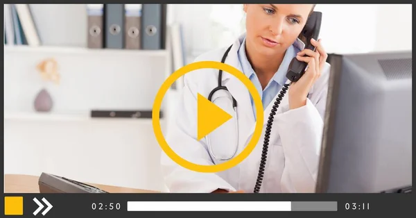 Composición Del Médico Femenino Hablando Por Teléfono Pantalla Interfaz Reproducción — Foto de Stock