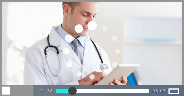 Composición Del Médico Masculino Utilizando Tableta Pantalla Interfaz Reproducción Vídeo — Foto de Stock