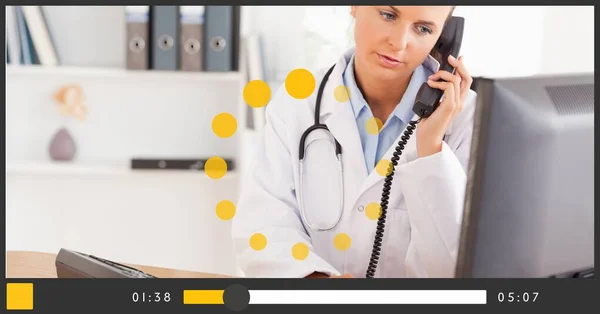 Sammansättning Kvinnliga Läkare Talar Telefon Video Uppspelning Gränssnitt Skärm Medicintekniska — Stockfoto