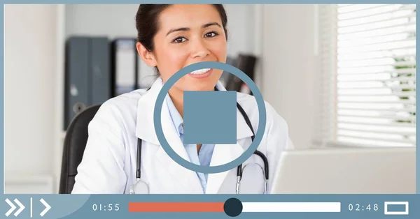 Kadın Doktorun Bilgisayar Kullanarak Video Oynatma Arayüzü Ekranında Kompozisyonu Tıbbi — Stok fotoğraf