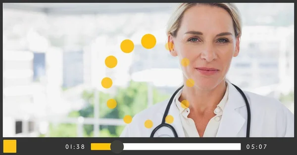 Video Oynatıcı Arayüz Ekranında Gülümseyen Kadın Doktorun Kompozisyonu Tıbbi Sağlık — Stok fotoğraf