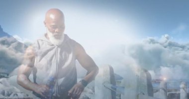 Egzersiz sırasında ve bulutların ardından yaşlı adamın içme suyu üzerine parlayan ışıkların animasyonu. emeklilik ve yaşlı yaşam konsepti dijital olarak oluşturulmuş video.