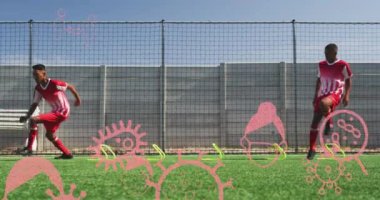 Stadyumdaki futbol oyuncuları üzerinde covid 19 ikonu canlandırması. küresel koronavirüs salgını, spor ve rekabet konsepti dijital olarak oluşturulmuş video.