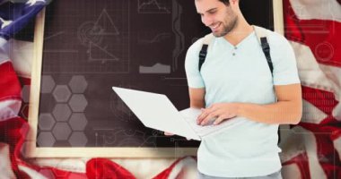 Amerikan bayrağı ve tahtanın üzerinde hareket eden dizüstü bilgisayar kullanan erkek öğrencinin animasyonu. Vatanseverlik, eğitim ve kutlama konsepti dijital olarak oluşturulmuş imaj.