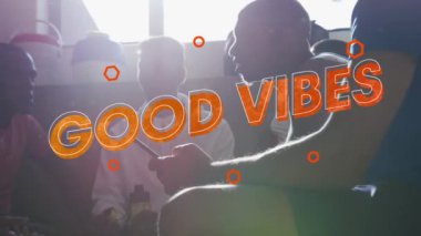 İyi titreşimler, erkek futbolculardan oluşan bir takımın soyunma odasında tartıştıklarını gösteriyor. Spor, spor ve teknoloji konsepti