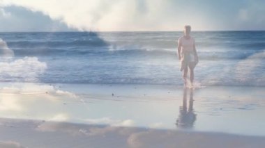 Deniz kenarındaki mutlu yaşlı kadının üzerinde parlayan ışığın animasyonu. emeklilik ve yaşlı yaşam konsepti dijital olarak oluşturulmuş video.