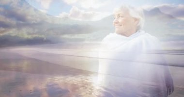 Mutlu yaşlı kadın portresinin üzerinde parlayan ışığın animasyonu. emeklilik ve yaşlı yaşam konsepti dijital olarak oluşturulmuş video.